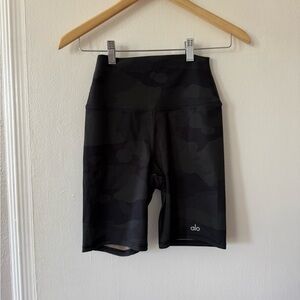 NWOT alo Black Camo Biker Shorts